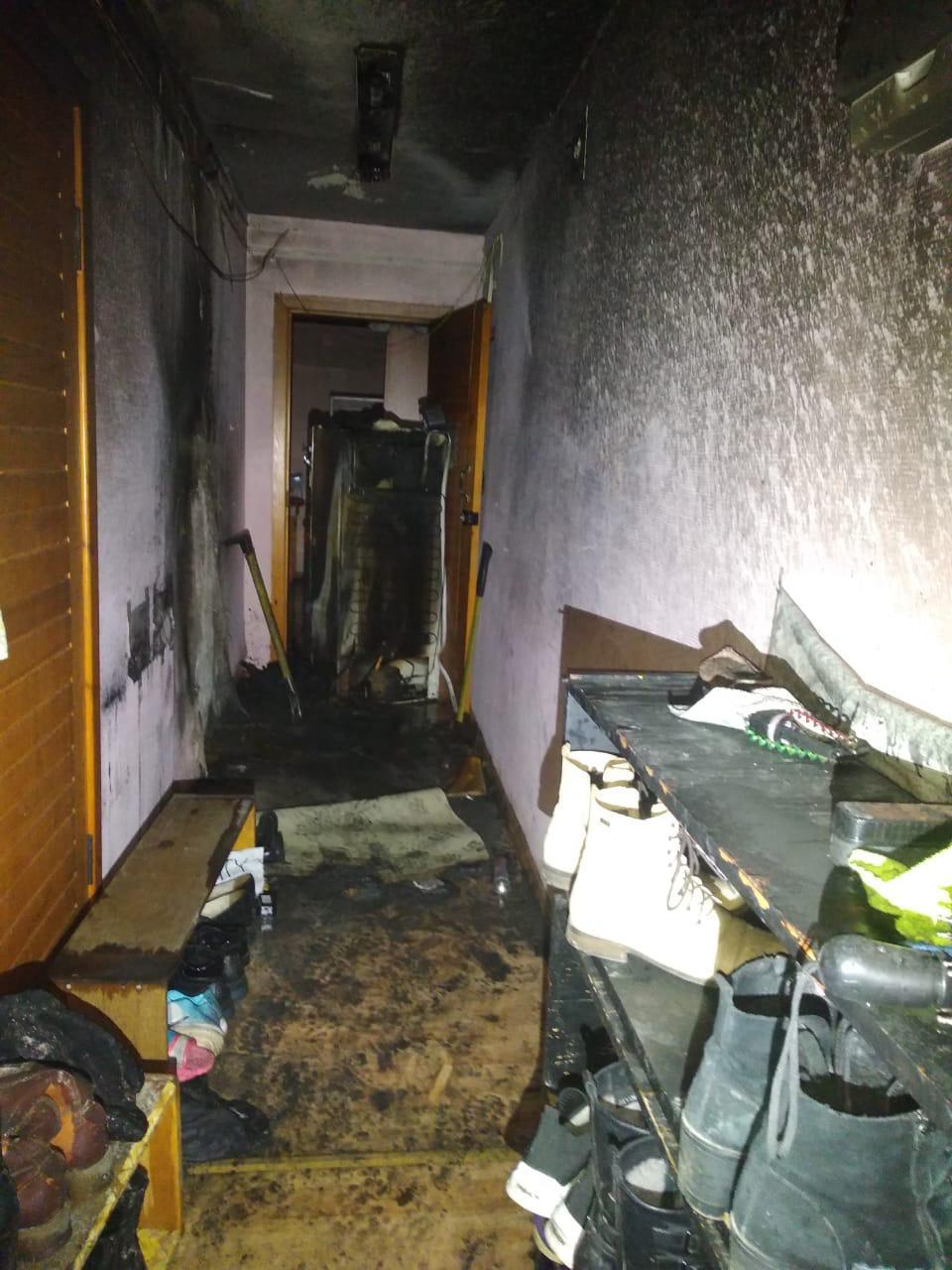 Фото 600 человек эвакуировались из горящего общежития в Новосибирске 3